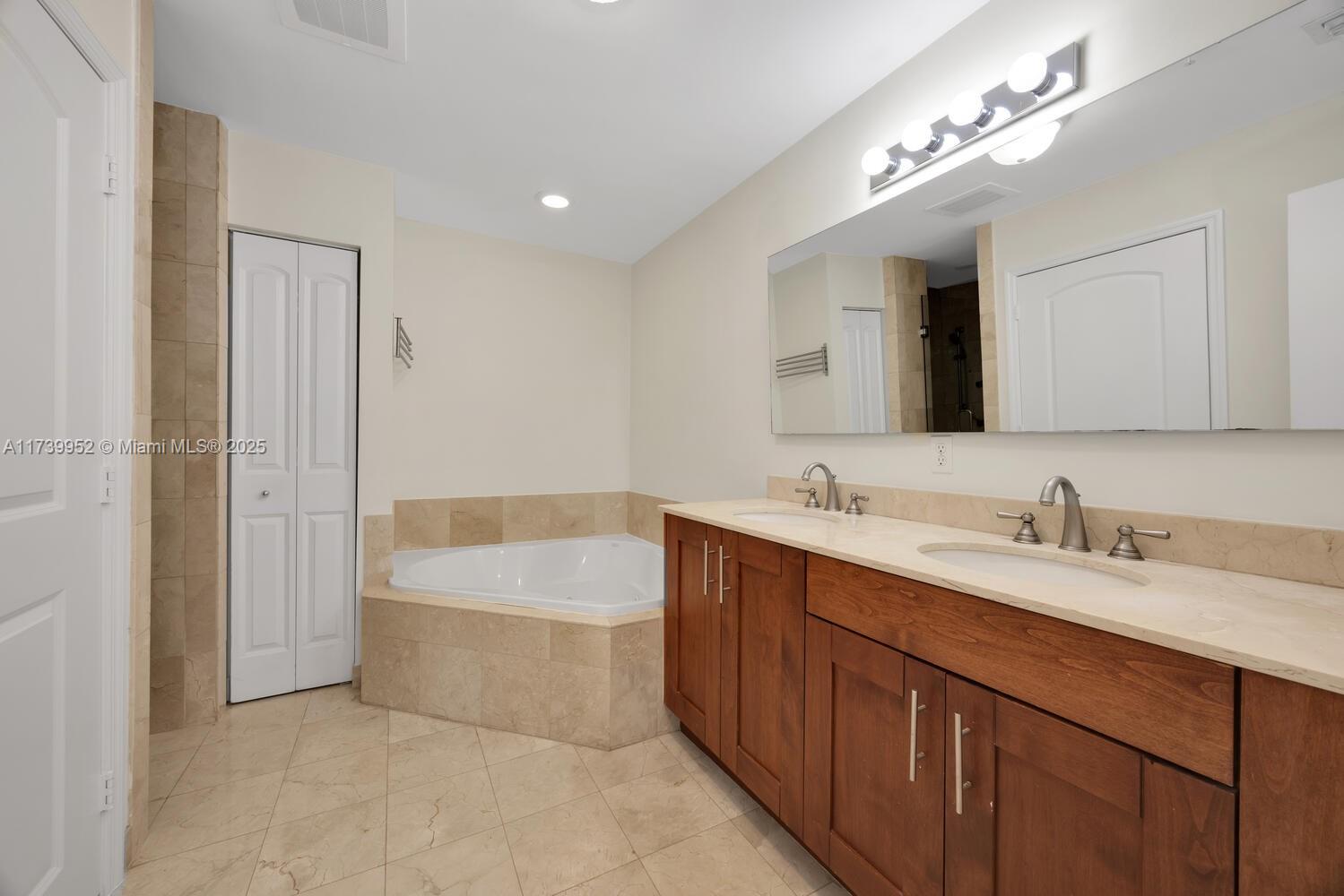 VILLA ALHAMBRA CONDO - Residential