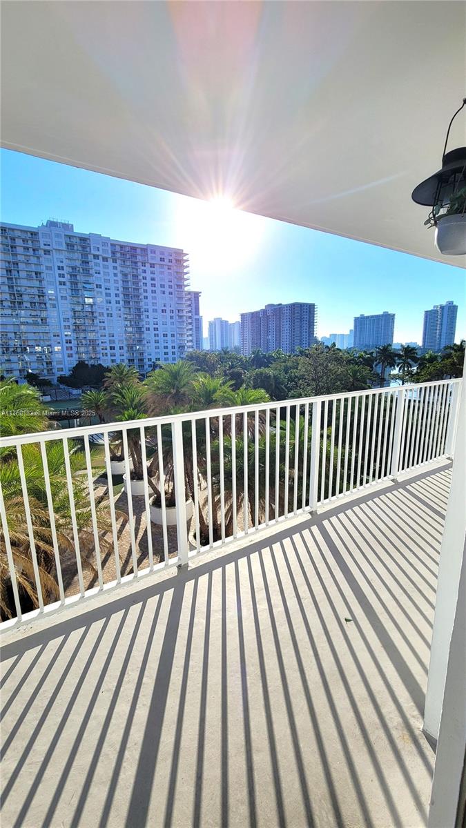 ADMIRALS PORT CONDO WEST - Residential