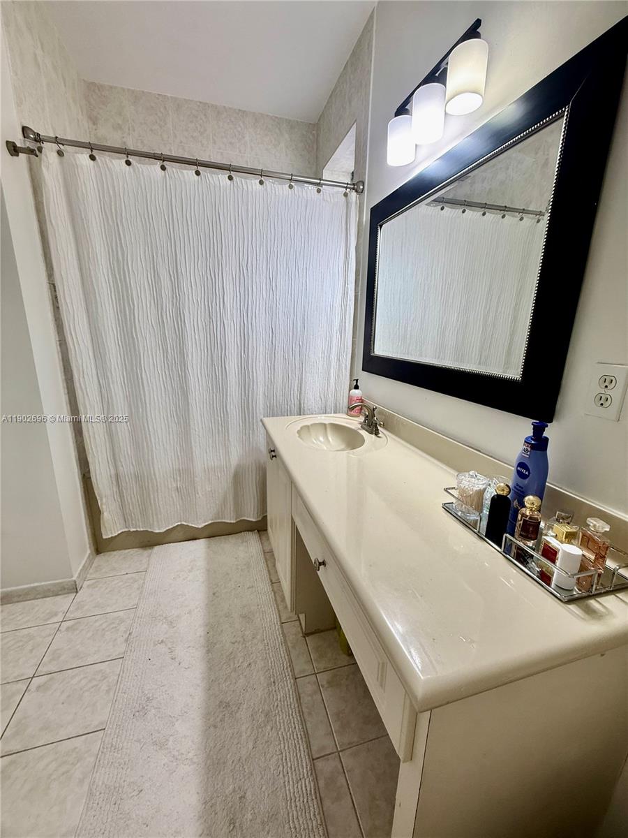 VILLA VIZCAYA CONDO - Residential Lease