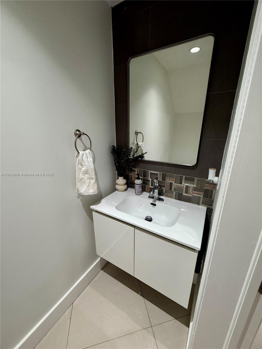 VILLA VIZCAYA CONDO - Residential Lease