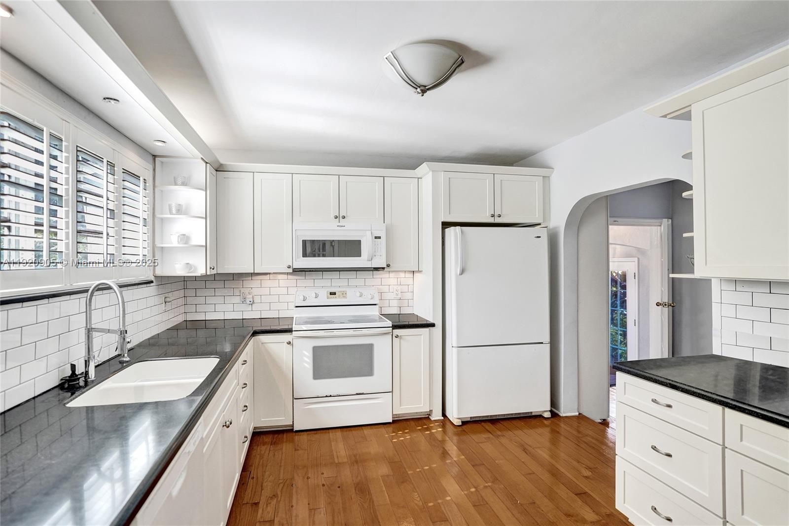 HOLLYWOOD LAKES SECTION - Residential Lease