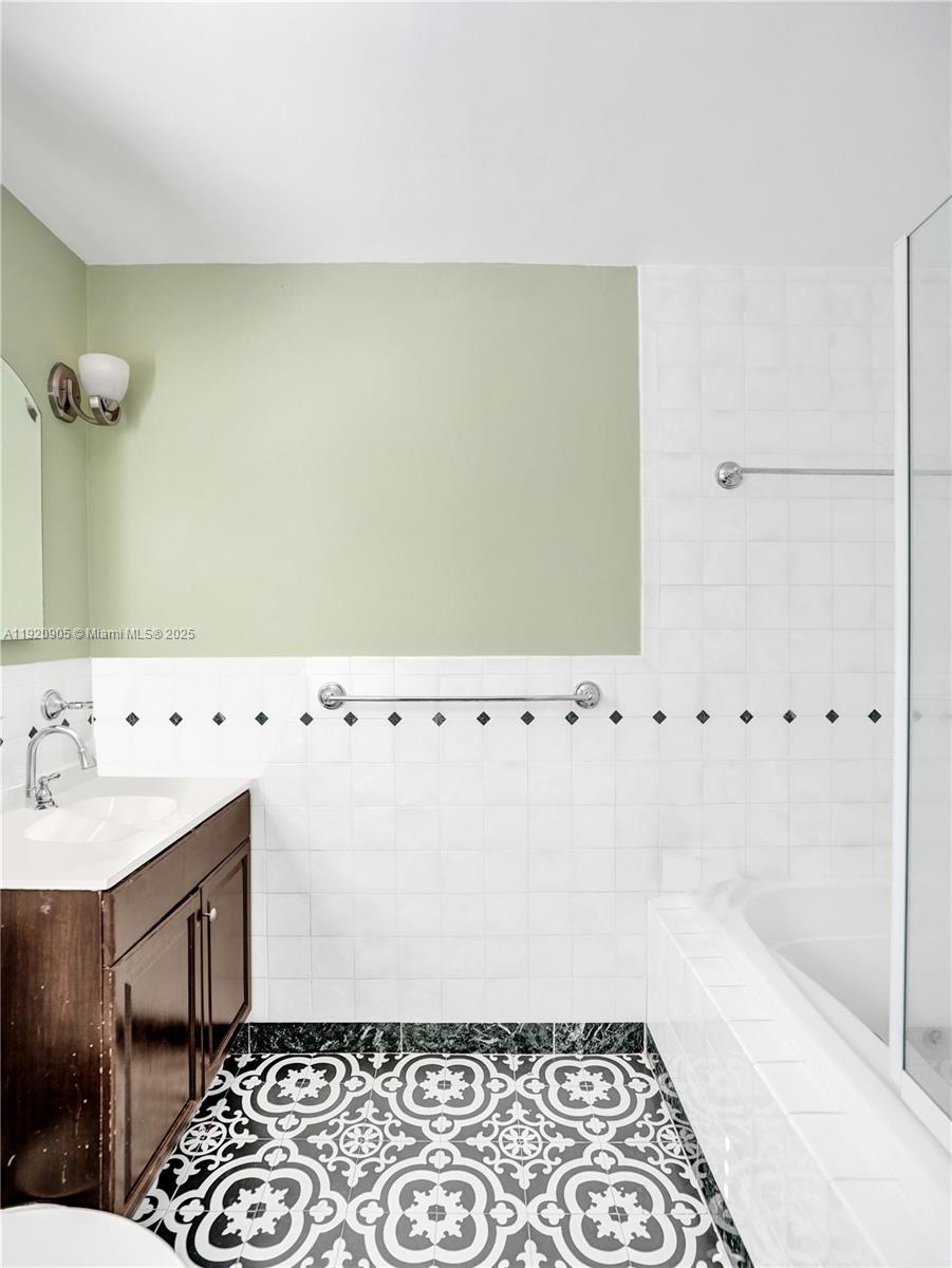 HOLLYWOOD LAKES SECTION - Residential Lease