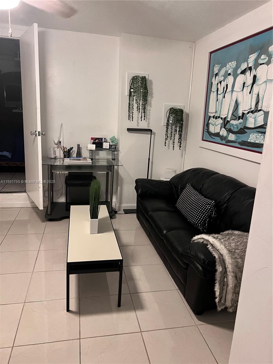 PALM LAKES SEC 2 - Residential Lease