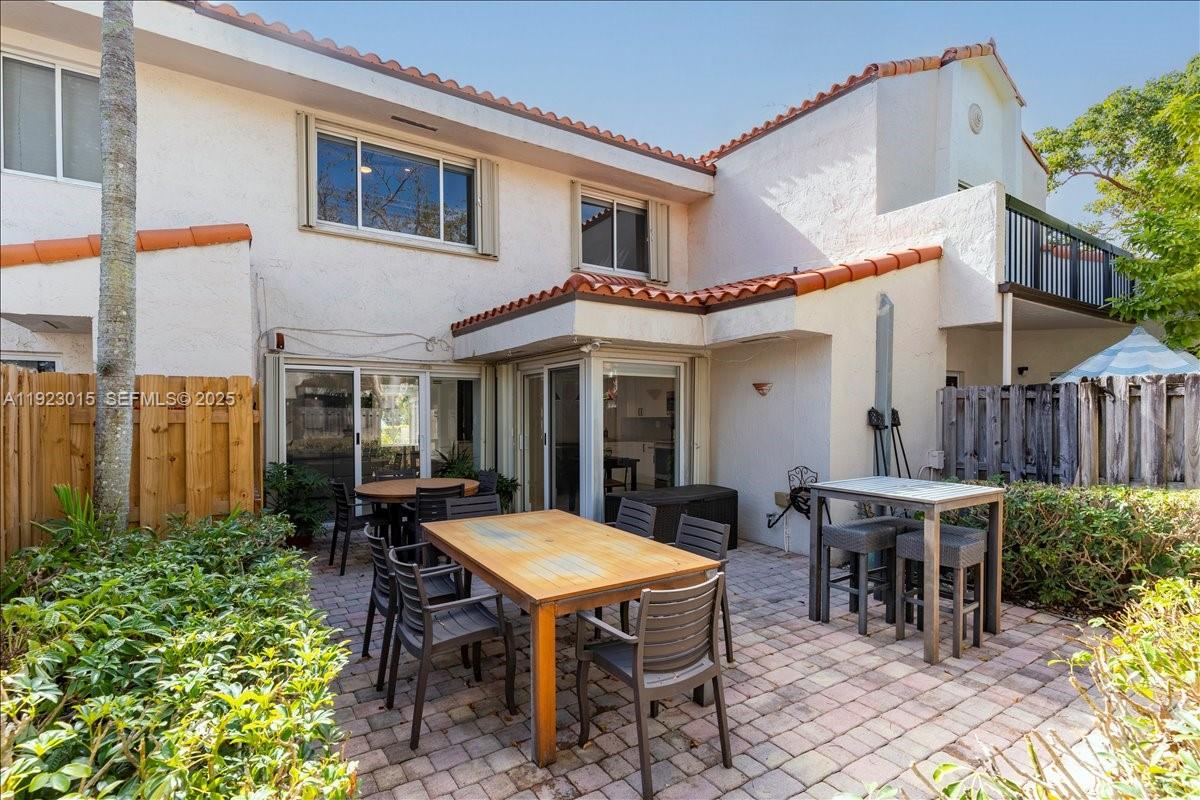 10923 SW 75th Ter, Miami, FL, 33173/$495,000 3 10923 SW 75th Ter