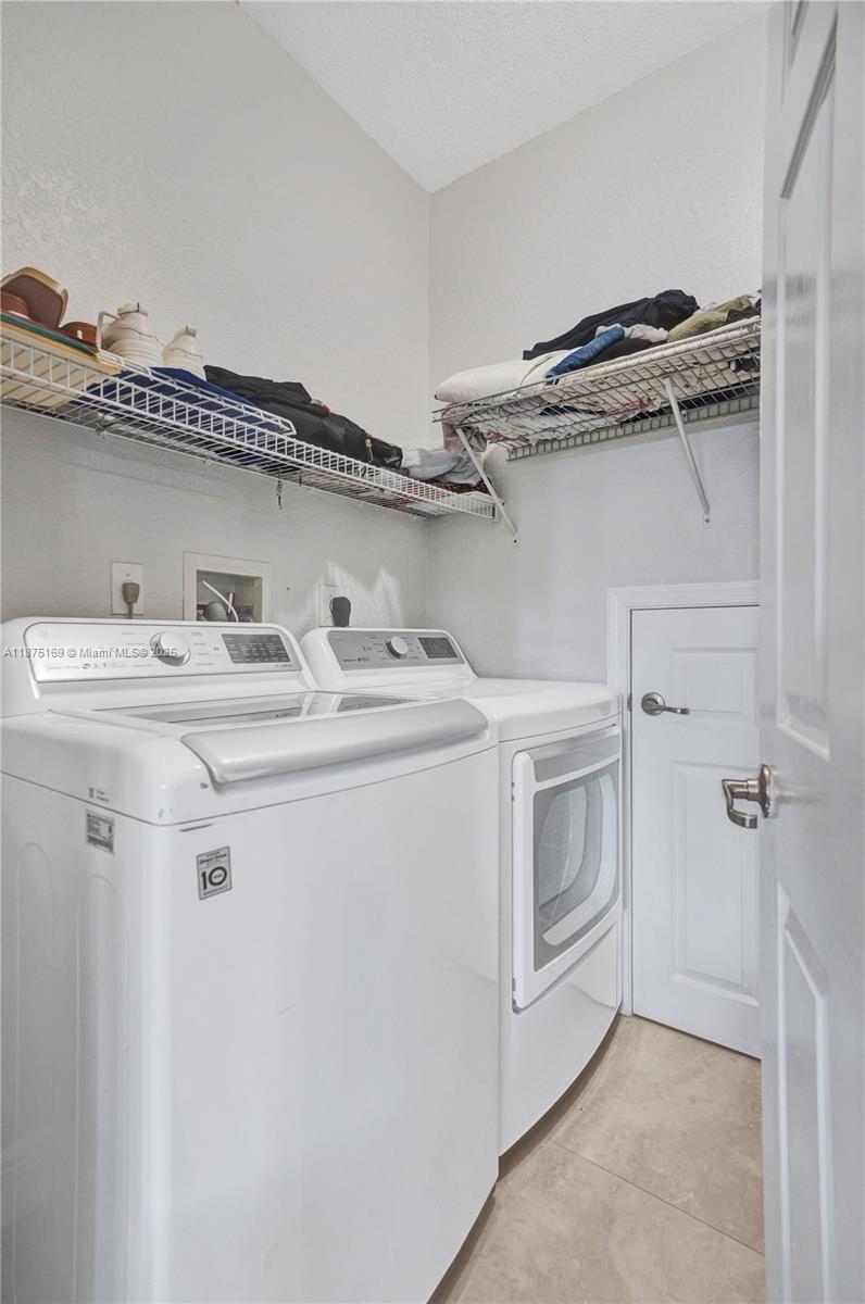 ISLES OF OAKLAND PARK - Residential