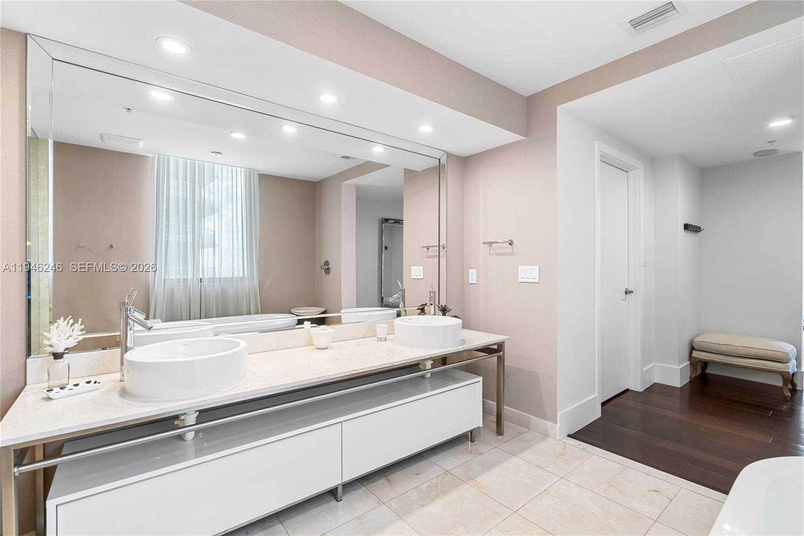 SAYAN CONDO - Residential