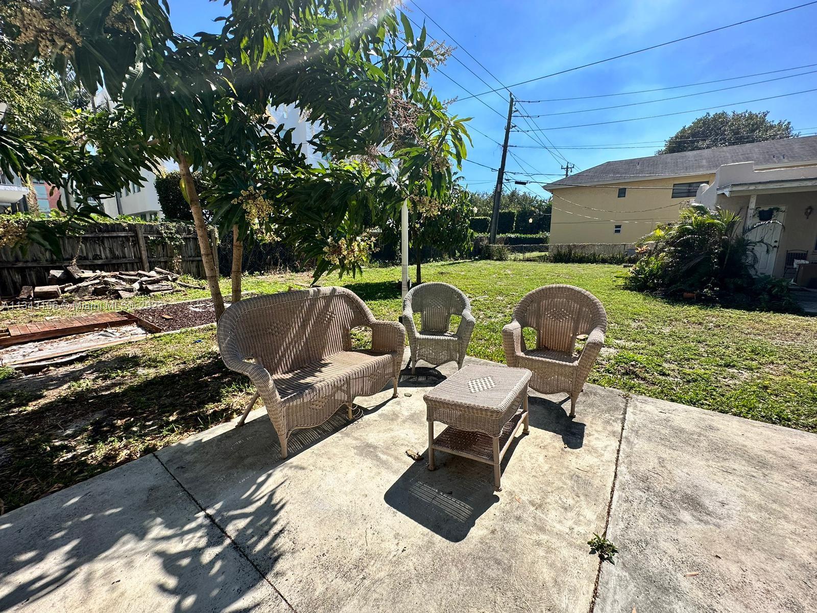 HOLLYWOOD LITTLE RANCHES - Residential Lease