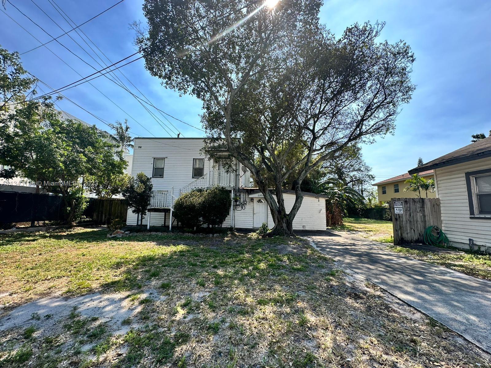 HOLLYWOOD LITTLE RANCHES - Residential Lease