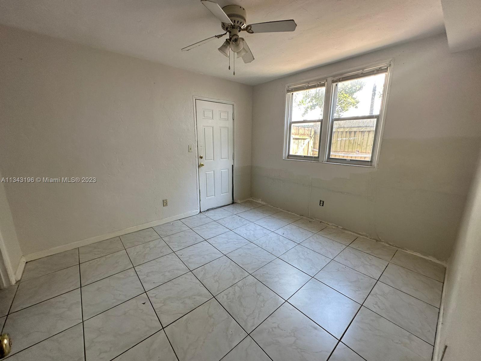 HOLLYWOOD LITTLE RANCHES - Residential Lease