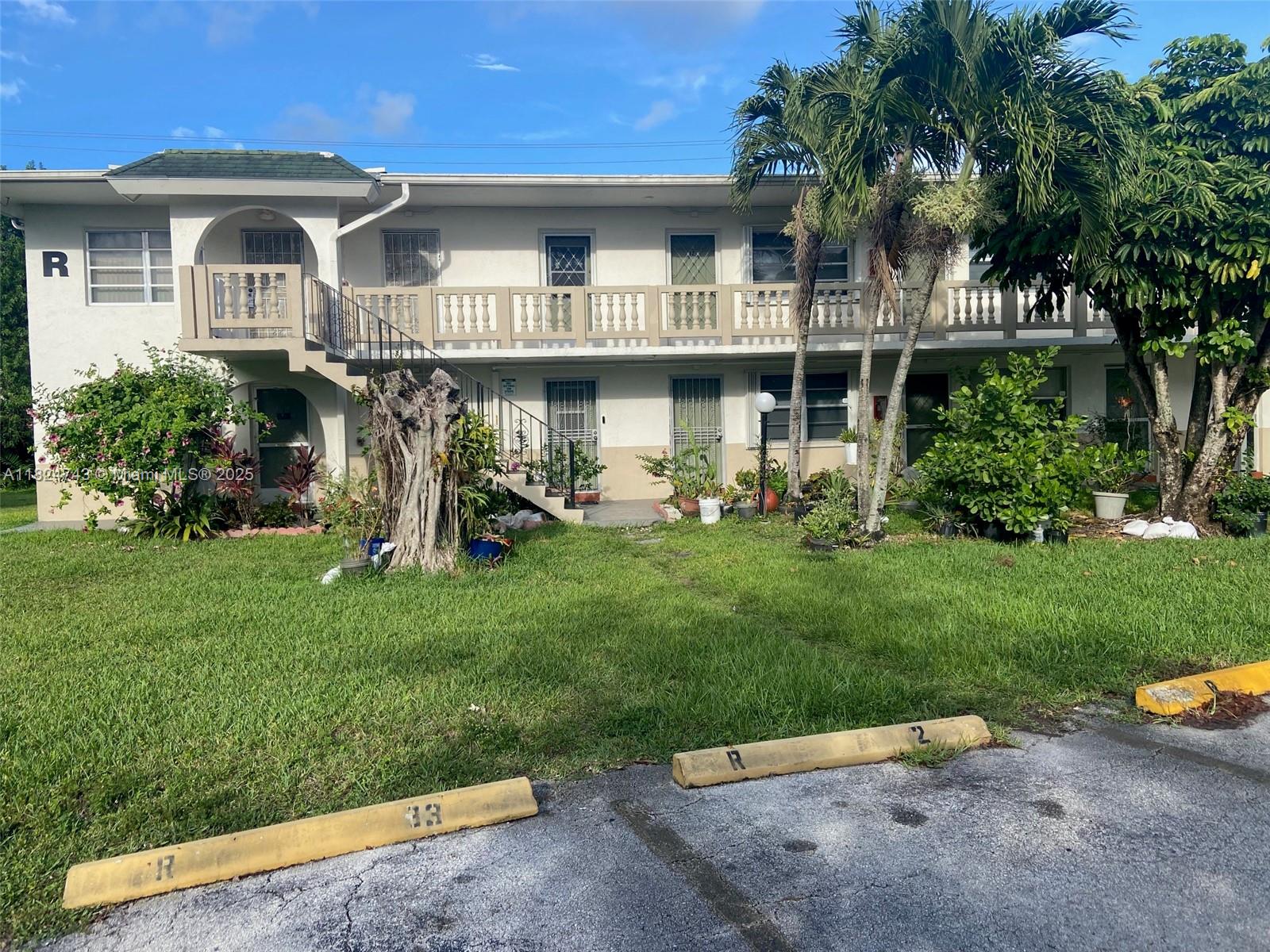 Spacious, comfortable, quiet neighborhood, second floor location, green areas, near Aventura Mall, 5 minutes to Hollywood Beach, located between Miami and Fort Lauderdale. Close to US 1 and I 95.