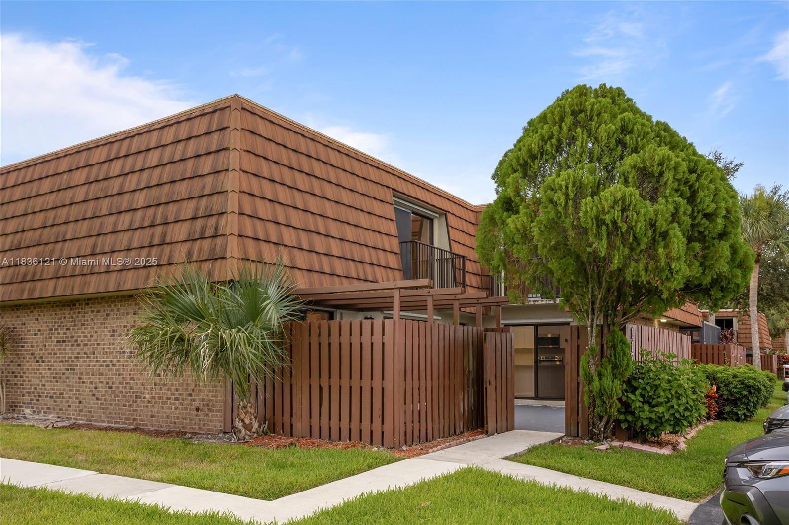 Fully remodeled 3Bedrooms/2.5Bathrooms townhouse in prime Davie location. Features spacious bedrooms & bathrooms, modern finishes, and a large front patio perfect for entertaining. Located in a top-rated school district, close to highways, shopping, restaurants & more. Family-friendly community with pool, BBQ area, playground, tennis & basketball courts. Perfect starter home—move-in ready.
