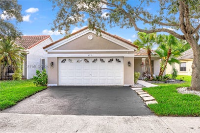 815 Falling Water Rd Weston FL 33326