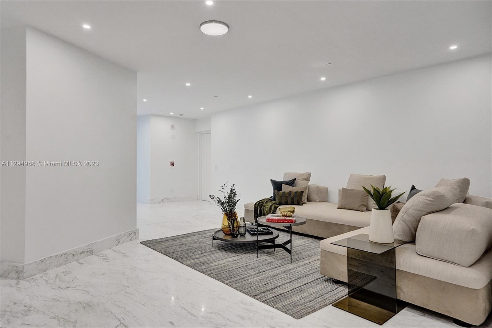 18555 COLLINS AVENUE COND - Residential