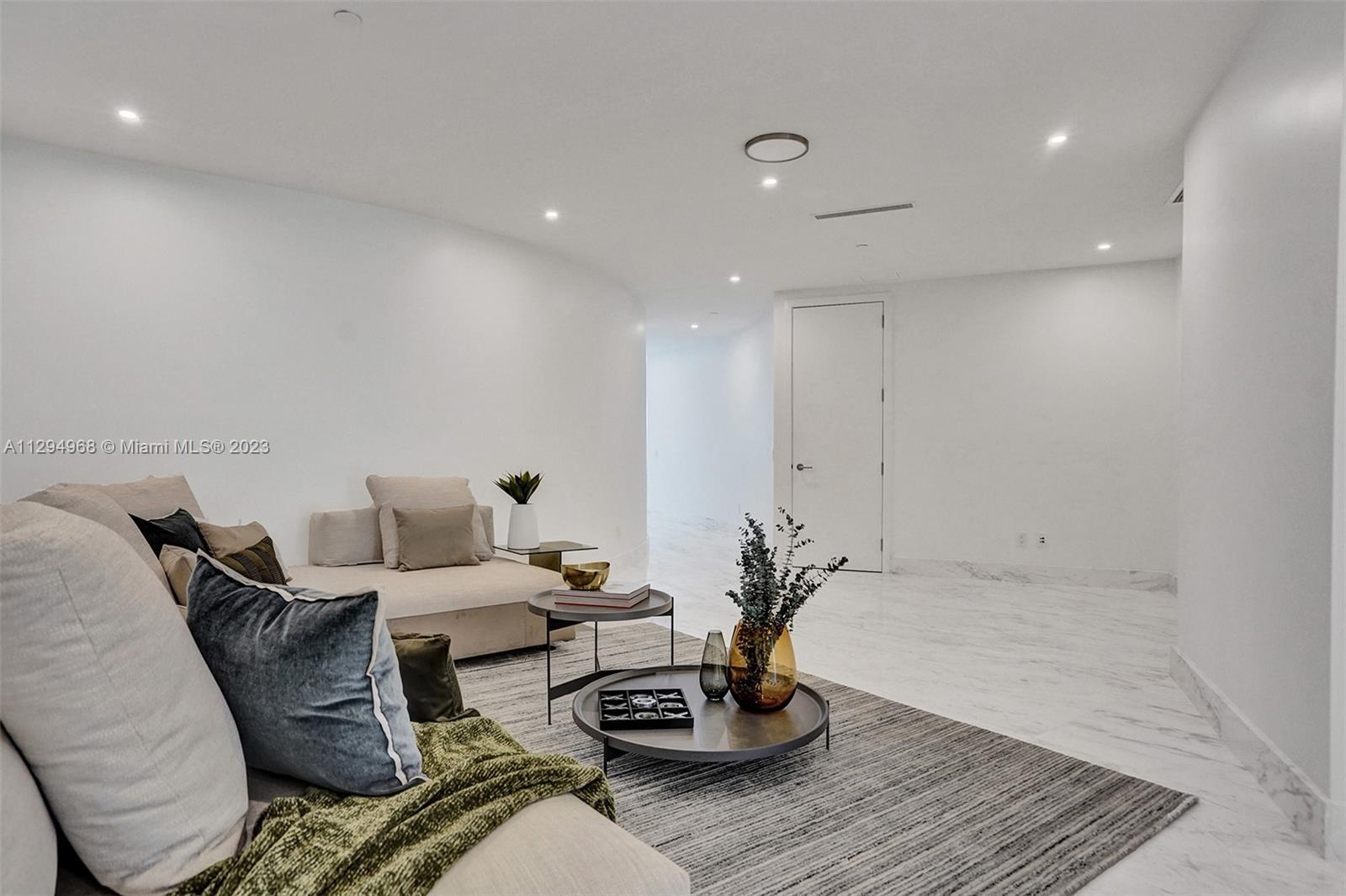 18555 COLLINS AVENUE COND - Residential