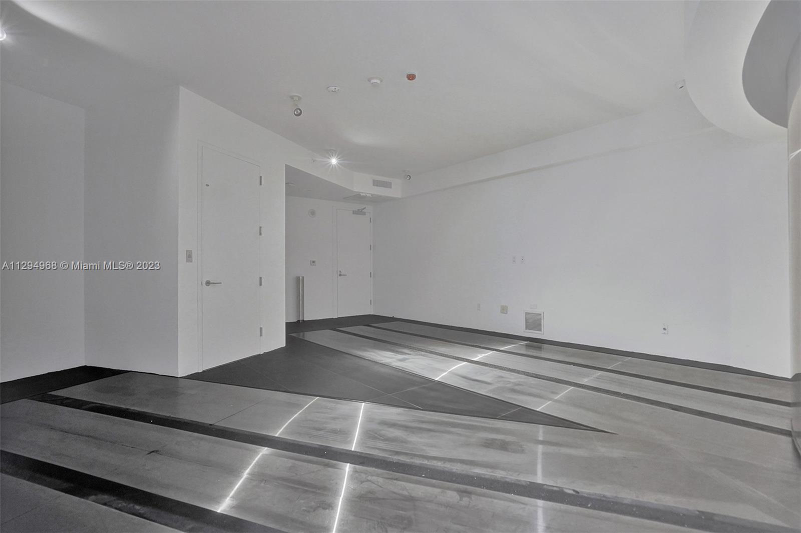 18555 COLLINS AVENUE COND - Residential