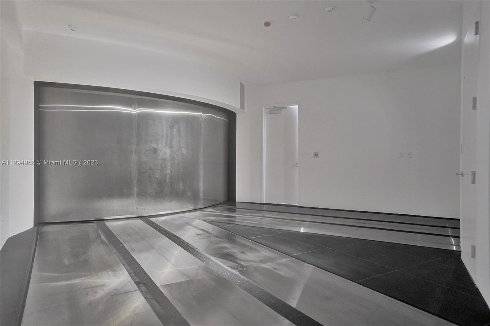 18555 COLLINS AVENUE COND - Residential