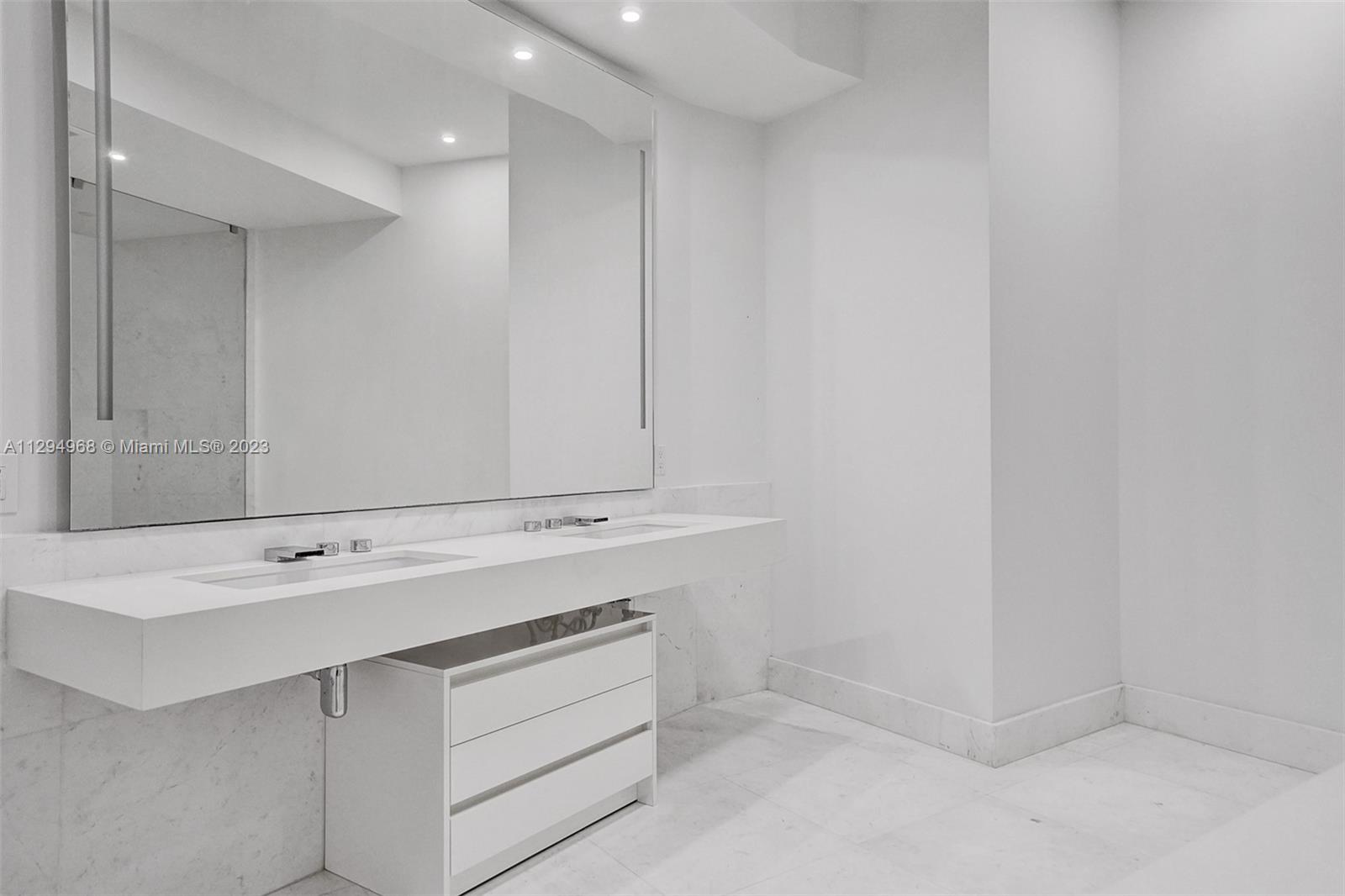 18555 COLLINS AVENUE COND - Residential