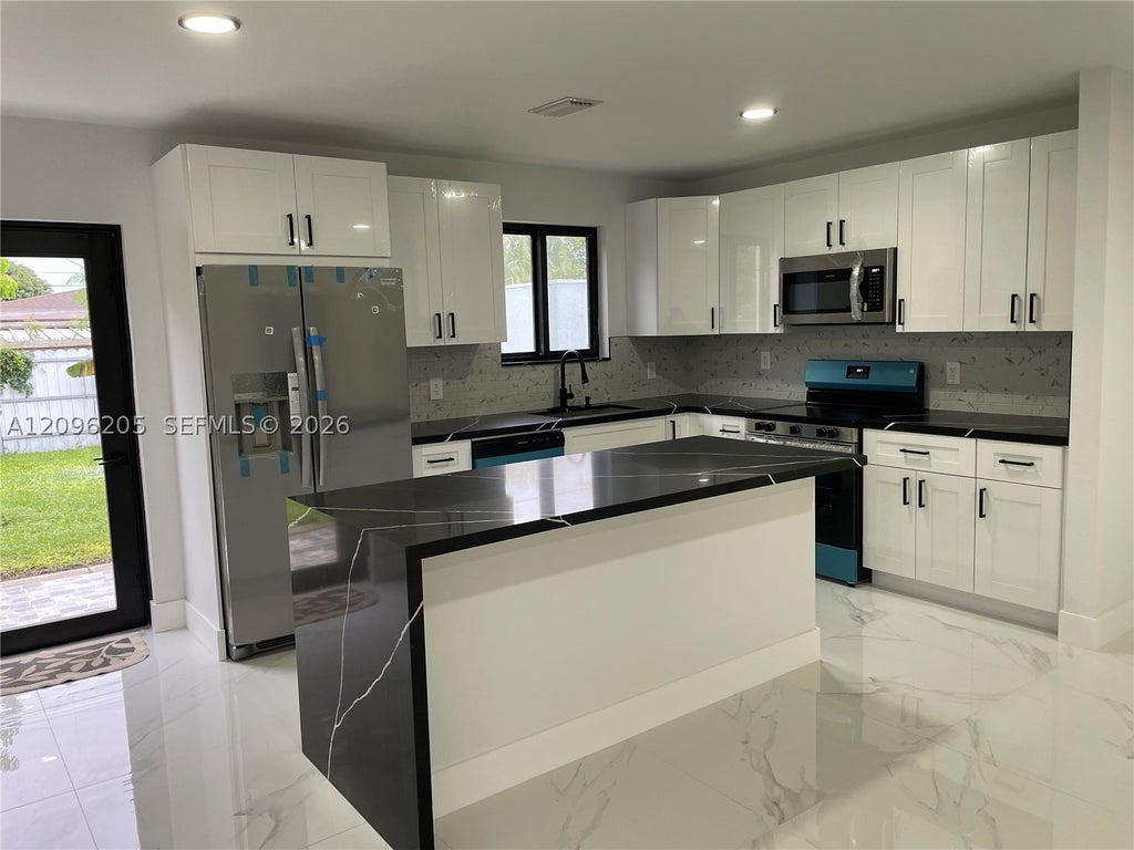 Photo of 3720 SW 32nd St, Hollywood, FL 33023 (MLS # A12096205)