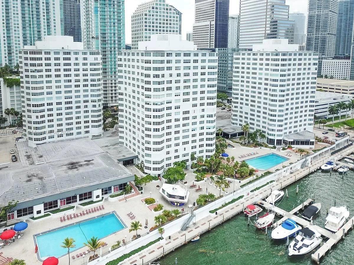 ELECTRICITY AND WATER INCLUDED, Pet friendly, Fully furnished condo in the heart of Brickell - Miami with Biscayne Bay and Brickell Key views. This unit is move in ready, fully furnished with new appliances. Includes one parking space and valet service is available 24 hours. Rent includes electricity, water, garbage, A/C service, 24 hour security, laundry facilities, and much more. The condo offers 2 Olympic sized pools (one heated), hot tubs, fitness center, pool bar, great restaurants, bars, convenience/grocery store, hair salon, massage parlor, and the hottest exclusive restaurant in Miami - Delilah. Walking distance to Brickell Key, Brickell City Centre, and all the restaurants, bars, and shopping that the Brickell area has to offer.