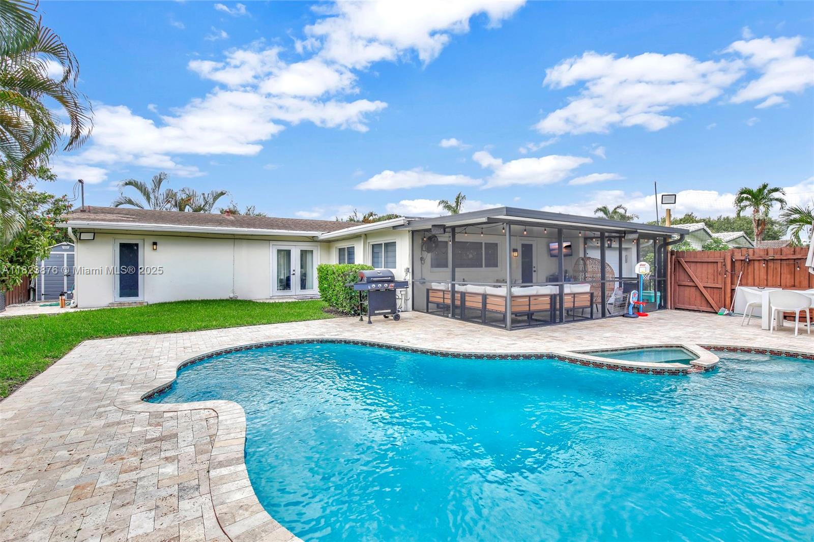 HOLLYWOOD HILLS - Residential