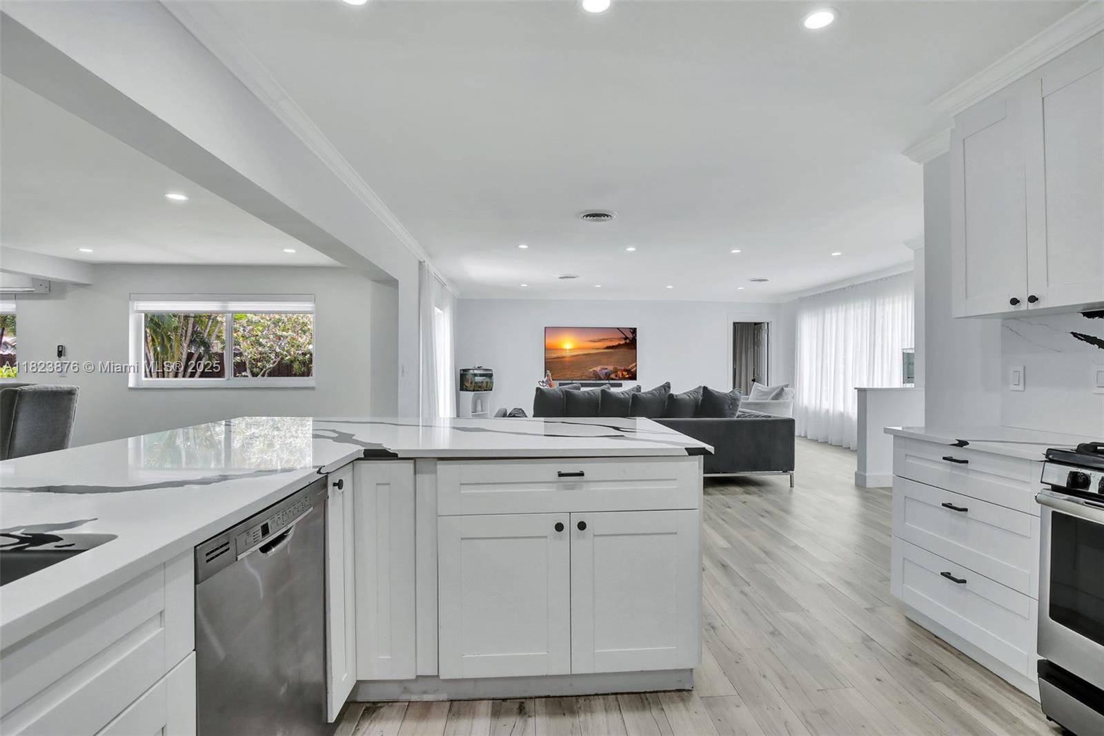 HOLLYWOOD HILLS - Residential