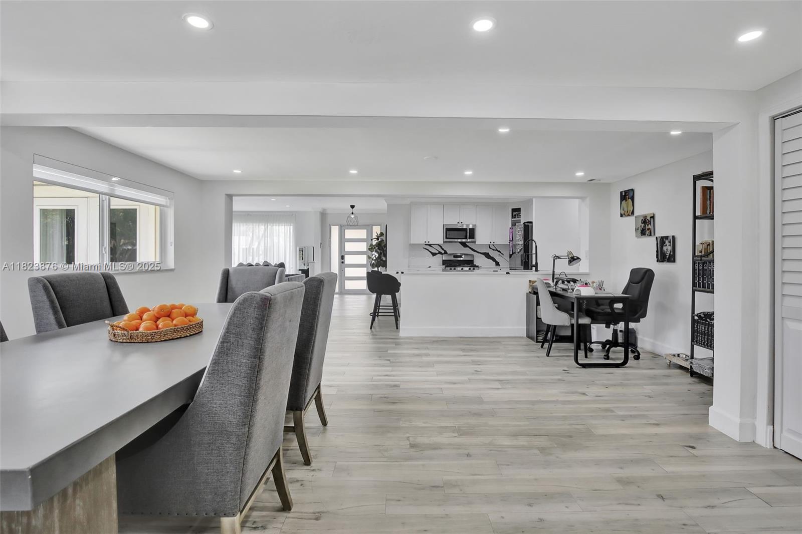 HOLLYWOOD HILLS - Residential