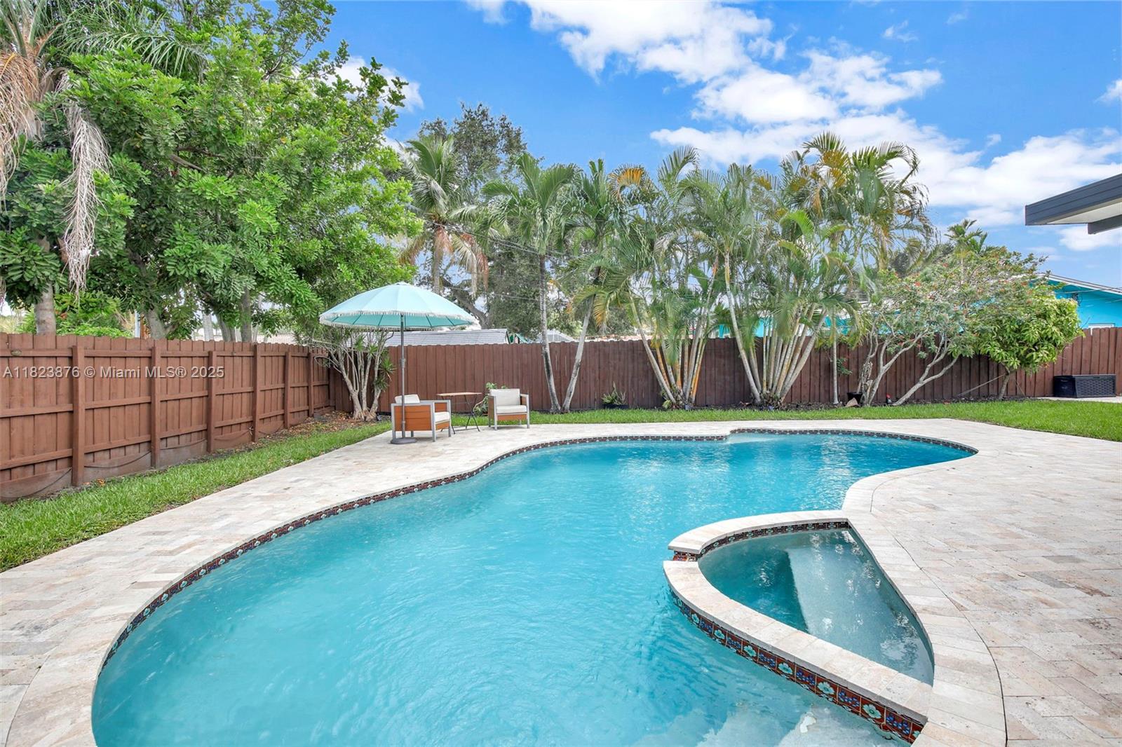 HOLLYWOOD HILLS - Residential