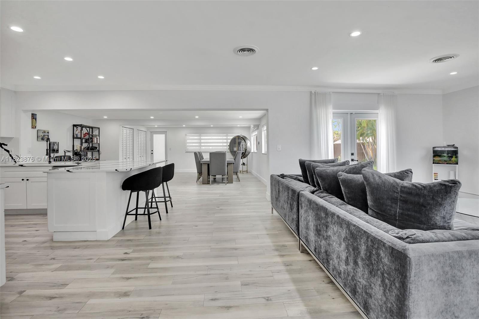 HOLLYWOOD HILLS - Residential