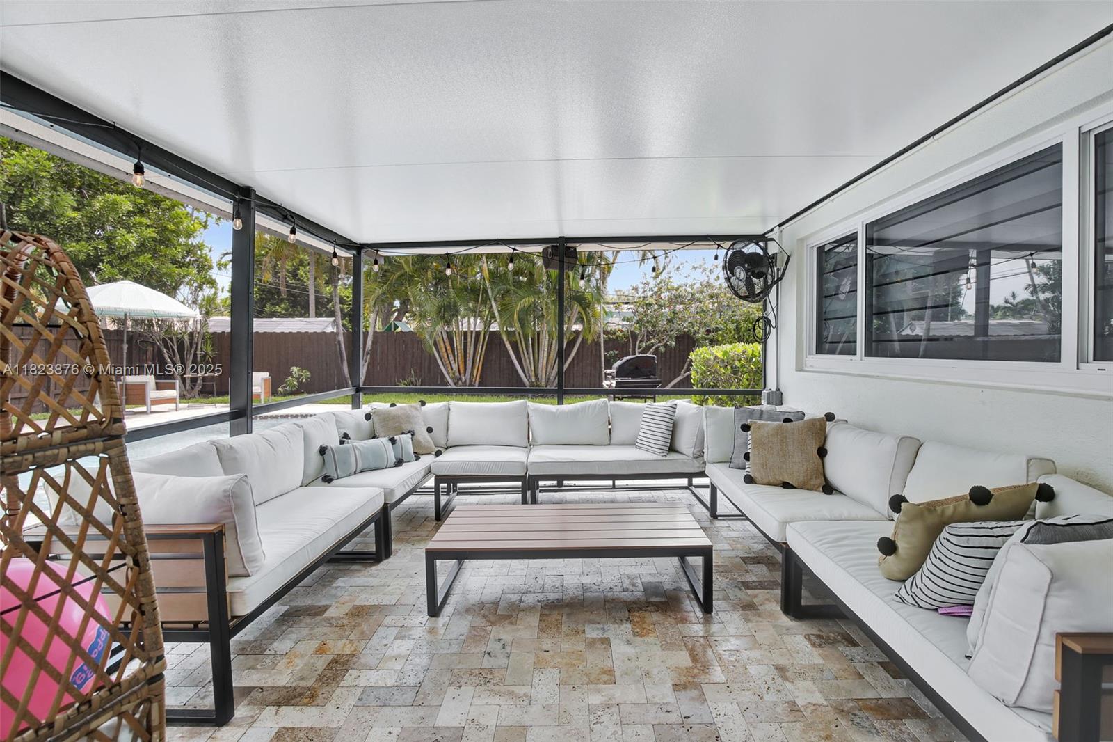 HOLLYWOOD HILLS - Residential