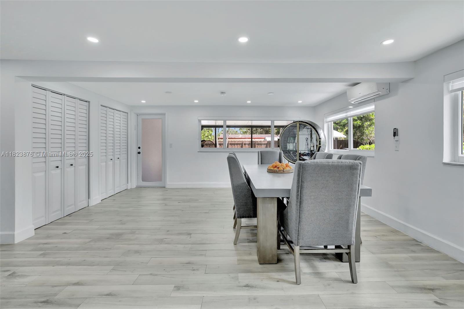 HOLLYWOOD HILLS - Residential