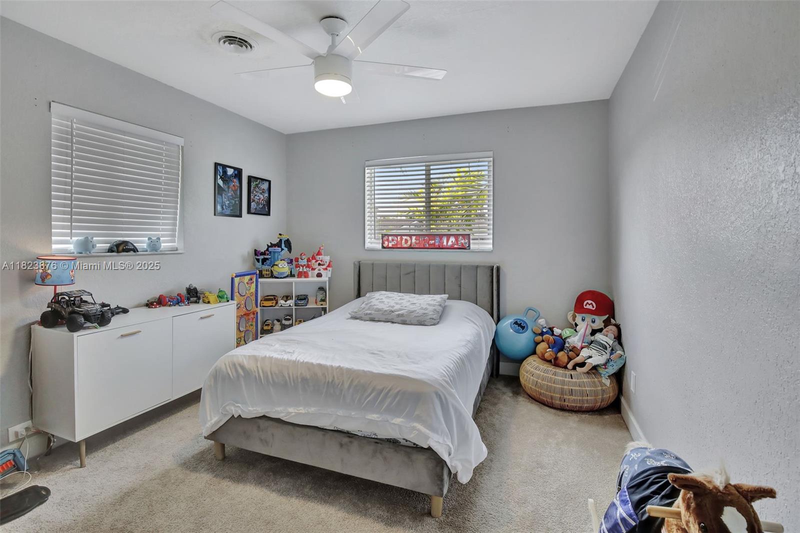 HOLLYWOOD HILLS - Residential