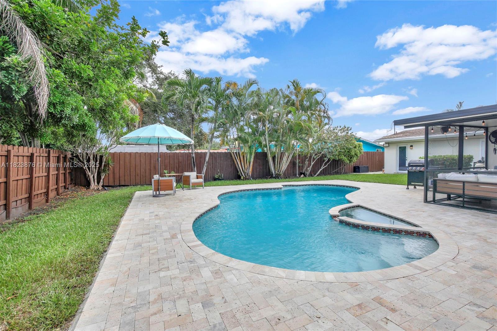 HOLLYWOOD HILLS - Residential