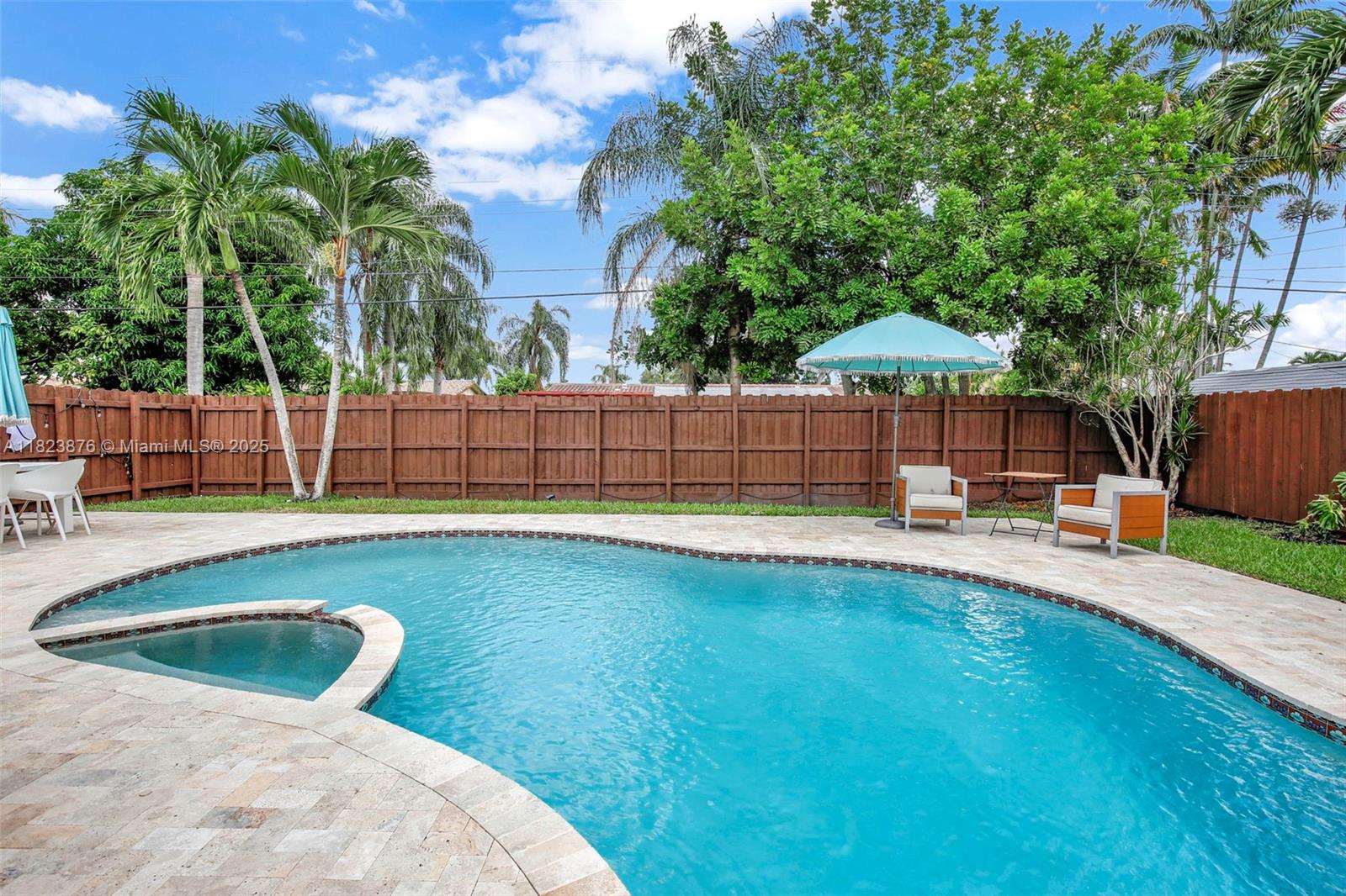 HOLLYWOOD HILLS - Residential