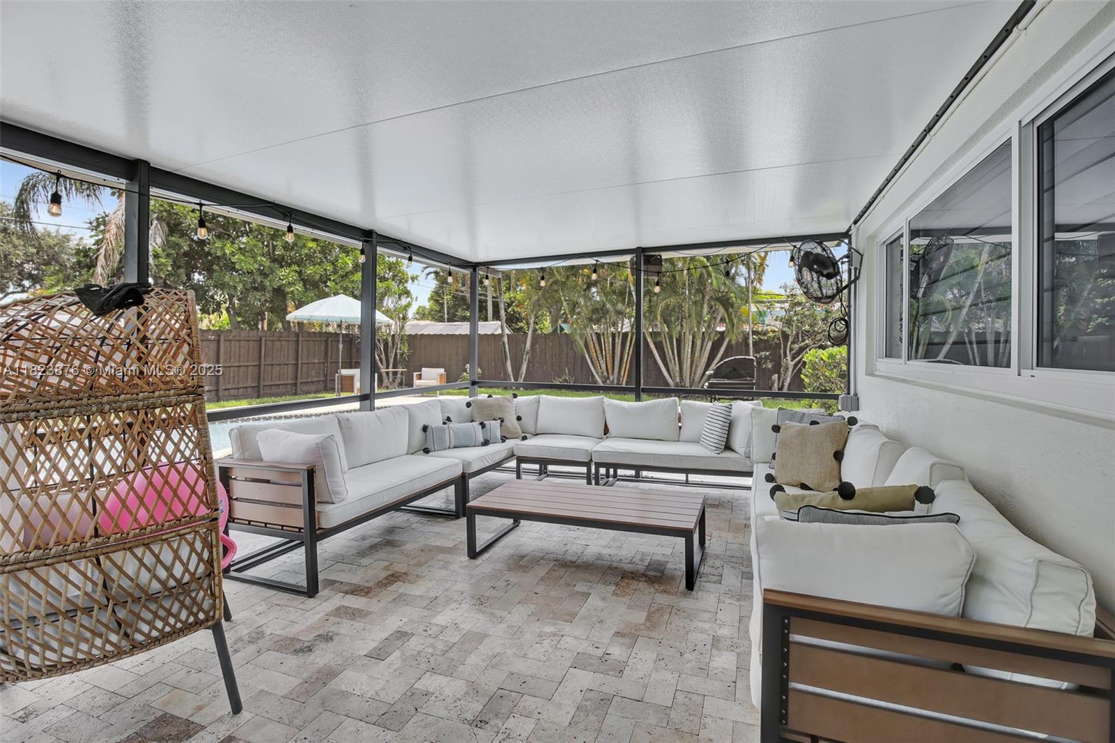 HOLLYWOOD HILLS - Residential