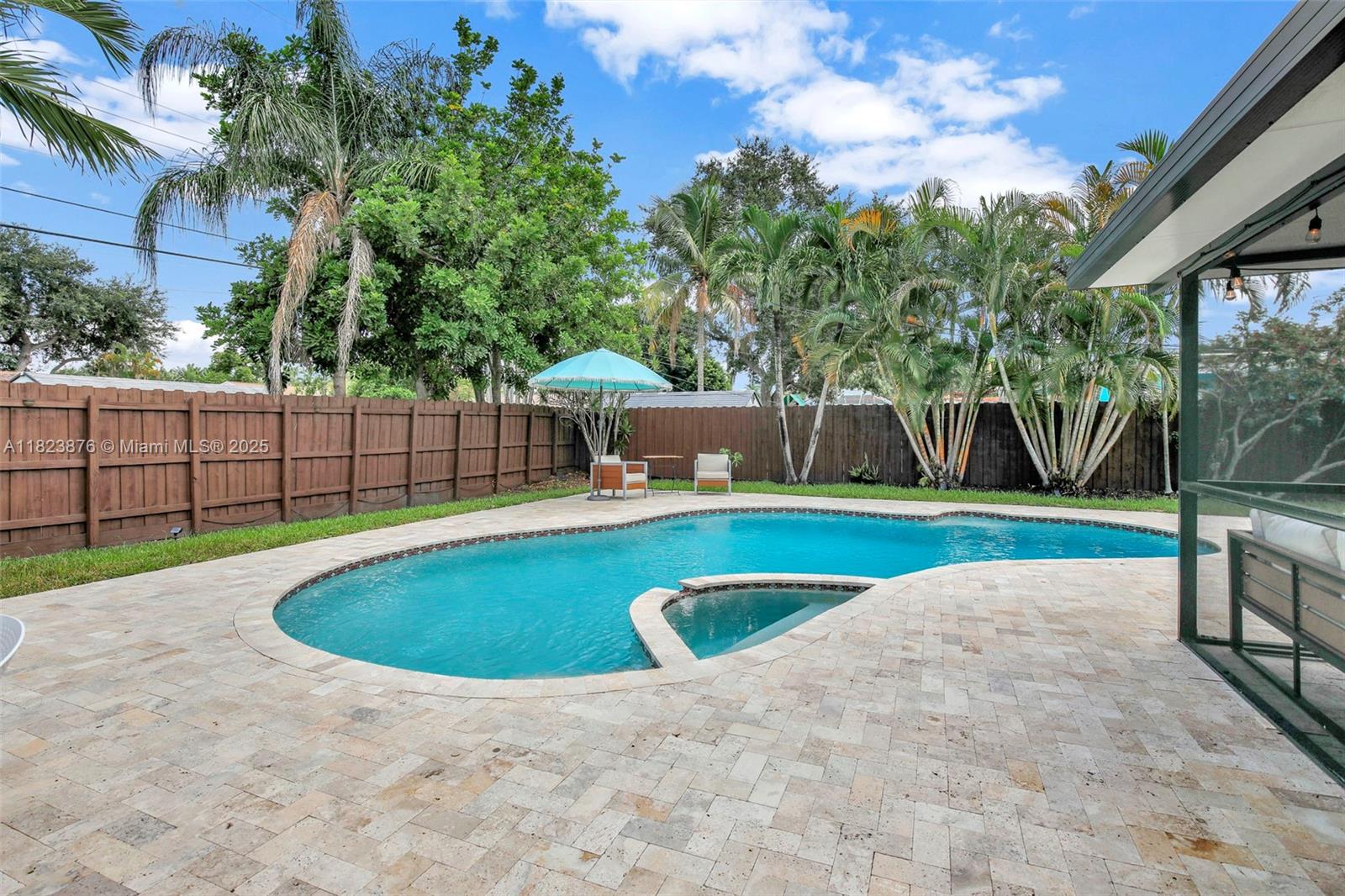 HOLLYWOOD HILLS - Residential