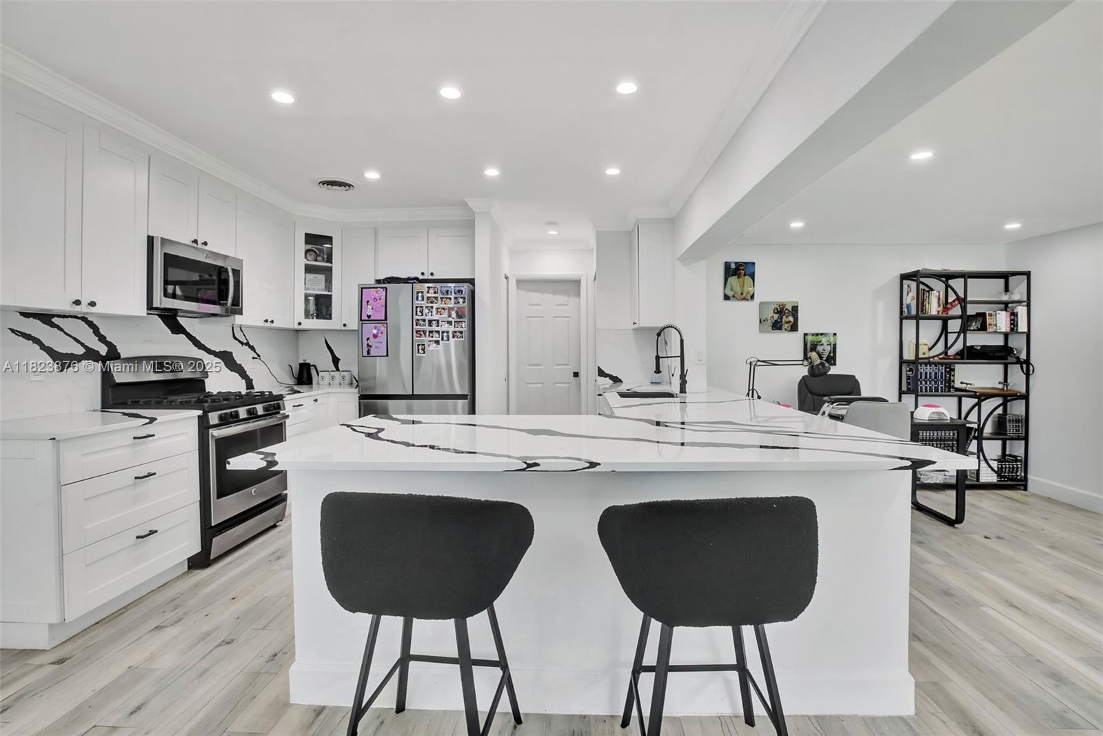 HOLLYWOOD HILLS - Residential