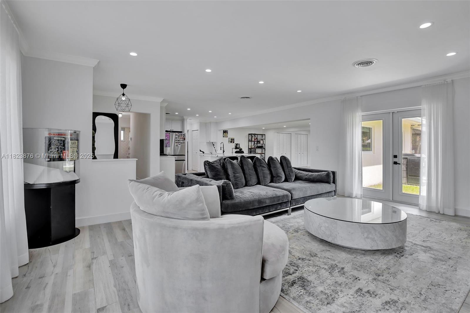 HOLLYWOOD HILLS - Residential