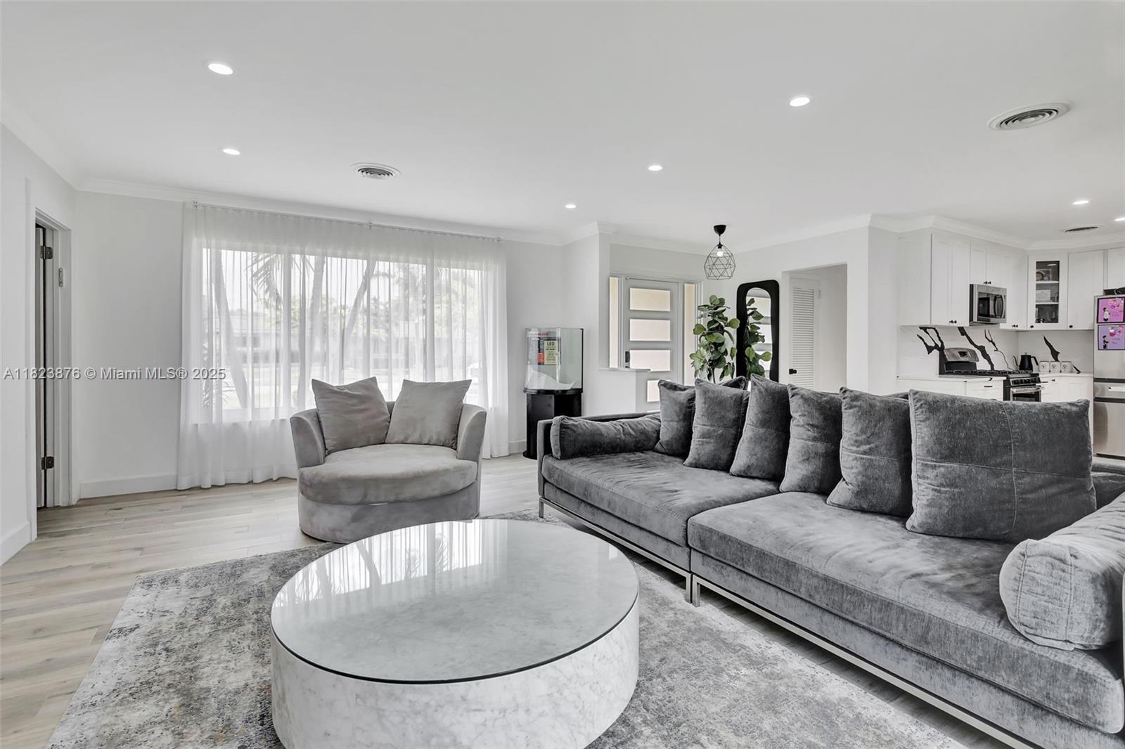 HOLLYWOOD HILLS - Residential