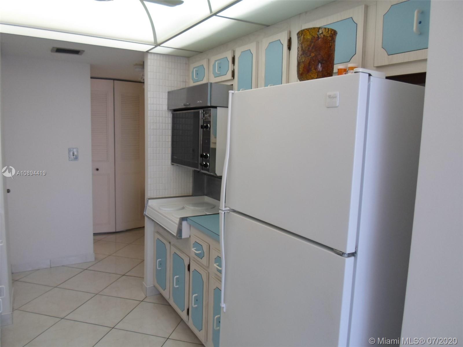 WINSTON TOWER 300 CONDO - Residential