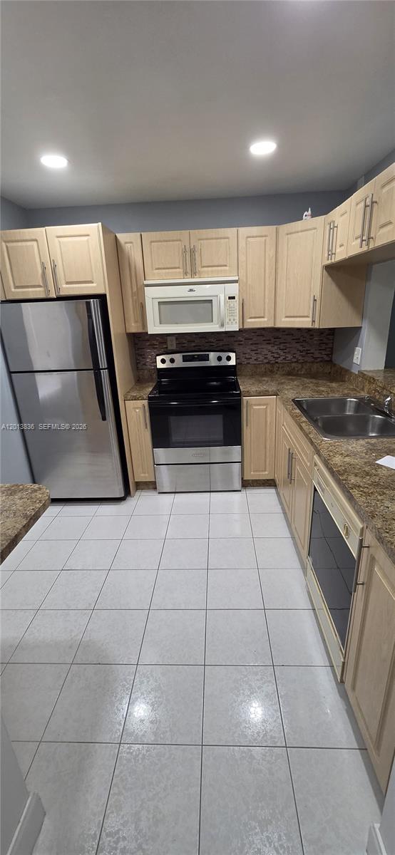 PALM VILLAGE CONDO - Residential Lease