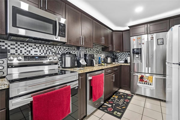 9403 SW 76TH ST APT Y17, MIAMI, FL 33173 - Image 964d67791dfca6f59dfd3d109f176d1c/1447824395