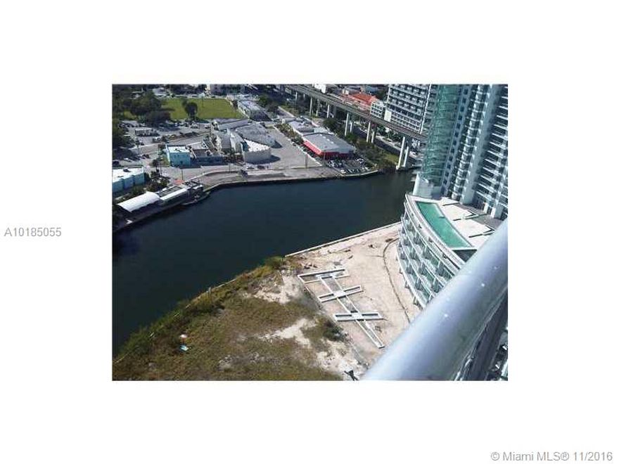 NICE UNIT IN THE BEST AREA IN BRICKELL, CLOSE TO RESTAURANTS, CAFE SHOPS AND SUPERMARKETS, PLEASE SEE BROKERS REMARKS FOR SHOWING. HOA REQUIRES A DEPOSIT.