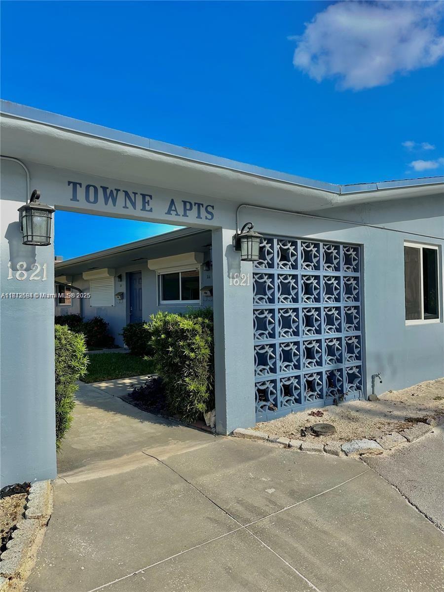 1821 N 17th Ct 21, Hollywood, Broward County, Florida - 2 Bedrooms  
1 Bathrooms - 