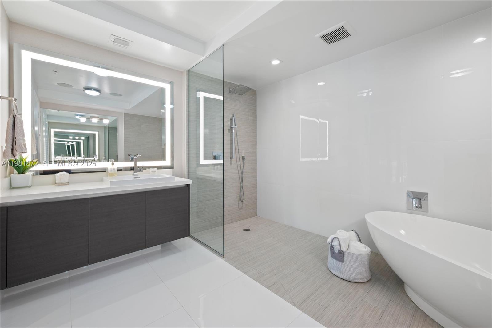 PARQUE TOWERS CONDO - Residential Lease