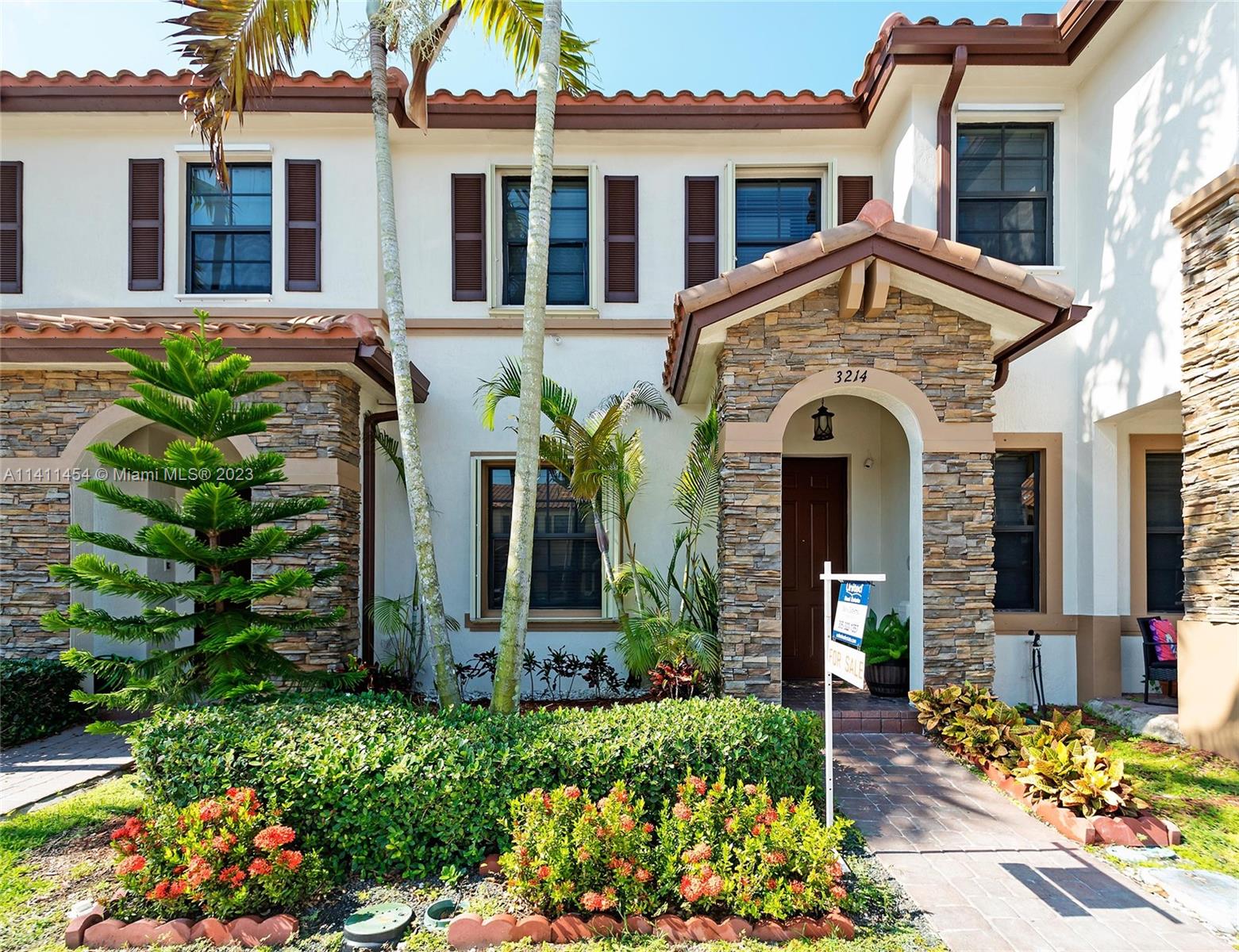 Spectacular Townhome in Martinique Homestead, 2 bed 2.5 bath, 2 Assigned Parking, beautiful neighborhood and club house, total square feet 1,322. 2015 construction, upgraded kitchen, stainless steel appliances, washer and dryer and paved backyard ideal for barbecuing. On the
second floor you can find a master bedroom with a walk in closet, ceramic floor through the first floor and wood floor on second floor. The club house is included with the very low association fee of $85.00/M & features a full gym with spa amenities like sauna, and a relaxing beautiful pool. Close to highways, schools, supermarkets and movie theaters.