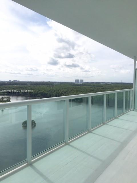 400 SUNNY ISLES - Residential Lease