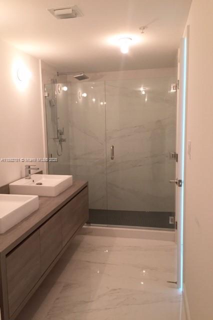 400 SUNNY ISLES - Residential Lease