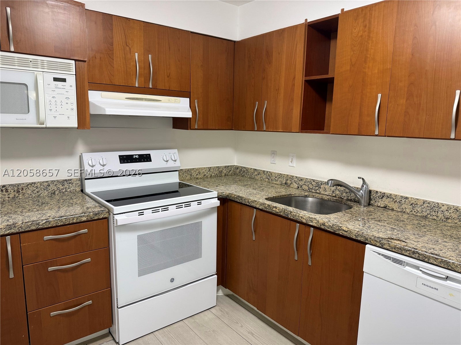 400 Kings Point Dr 311