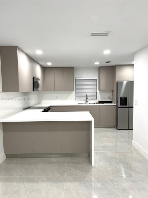 860 SE 9th Ct Hialeah FL 33010