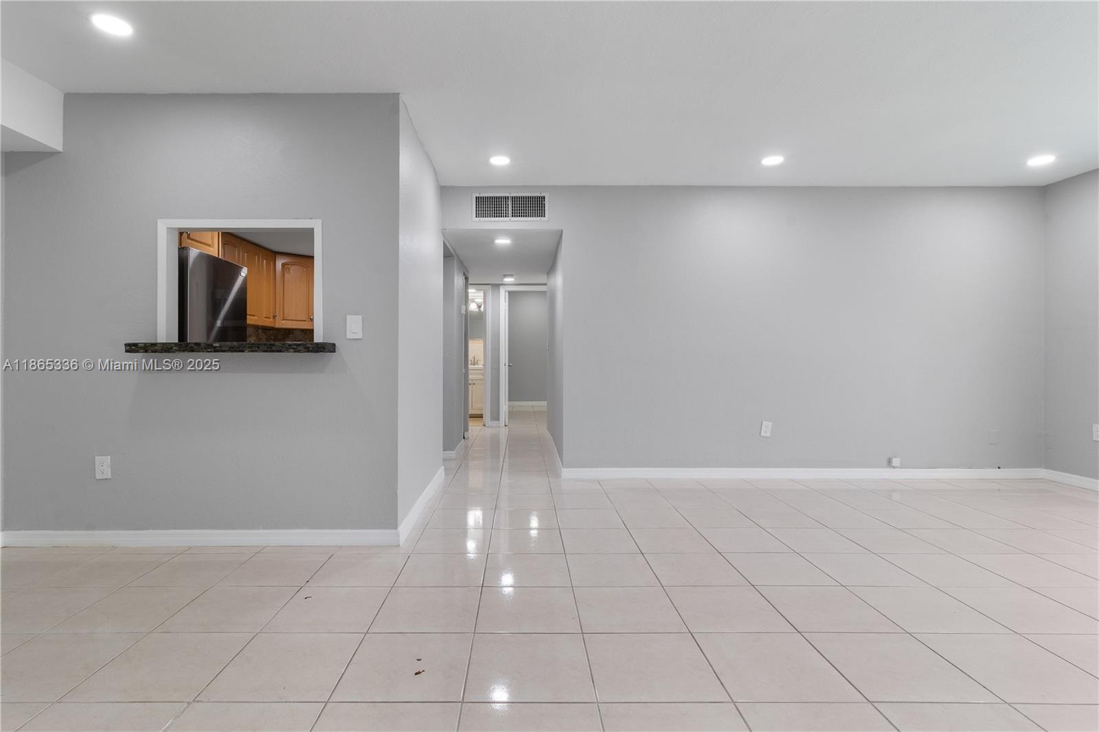 For Rent – Great Location! Spacious 2BD/1BA condo in a highly desirable community near Pinecrest, just steps from Whole Foods and Target. Features a modern kitchen with stainless steel appliances, granite countertops, and solid wood cabinets. Private in-unit washer and dryer, large closets, and plenty of storage. Enjoy community amenities including a pool, park, sauna, clubhouse, and night/weekend security patrols. Located in an area with top-rated schools and easy access to shopping, dining, and major roads.